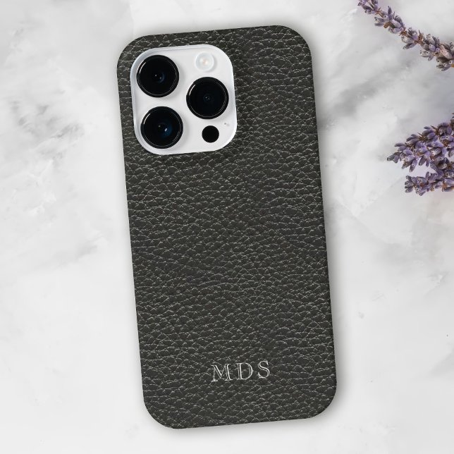 Personalisiertes Schwarzes Imitat Leather Look Mon iPhone 15 Pro Hülle (A classic black faux leather look phone case with space for your initials)
