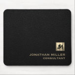Personalisiertes schwarzes Leder Print Gold Monogr Mousepad<br><div class="desc">Mit diesem luxuriösen mit Monogramm Mauskissen mit gebürstetem Goldemblem mit zwei überlappenden Initialen in klassischer Blocktypografie lassen Sie den Schreibtisch noch komfortabler einrichten. Der Name und der Titel unter dem Emblem werden auch in Gold dargestellt, wodurch ein zusammenhängendes und raffiniertes Aussehen entsteht. Der schwarze Lederhintergrund verleiht jedem Arbeitsbereich eine Touch...</div>