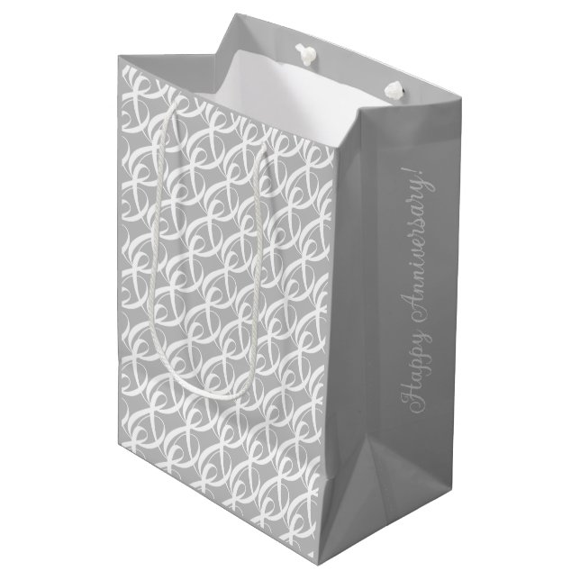 Personalisiertes Silber und Weiße Hochzeit Jahrest Mittlere Geschenktüte (Vorderseite Schrägansicht)