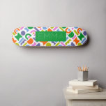 Personalisiertes Skateboard mit farbigen geometris<br><div class="desc">Ein farbenfrohes und modernes Design mit geometrischen Formen. Dieses spielerische Design wird durch Retro,  Mitte des Jahrhunderts modern inspiriert und kann mit einem Namen,  Monogramm oder Initialen personalisiert werden. Die Farbpalette in diesem abstrakten Muster ist blau,  lila,  rosa,  grün,  gelb,  rosa und orange,  die Farbe ist weiß.</div>