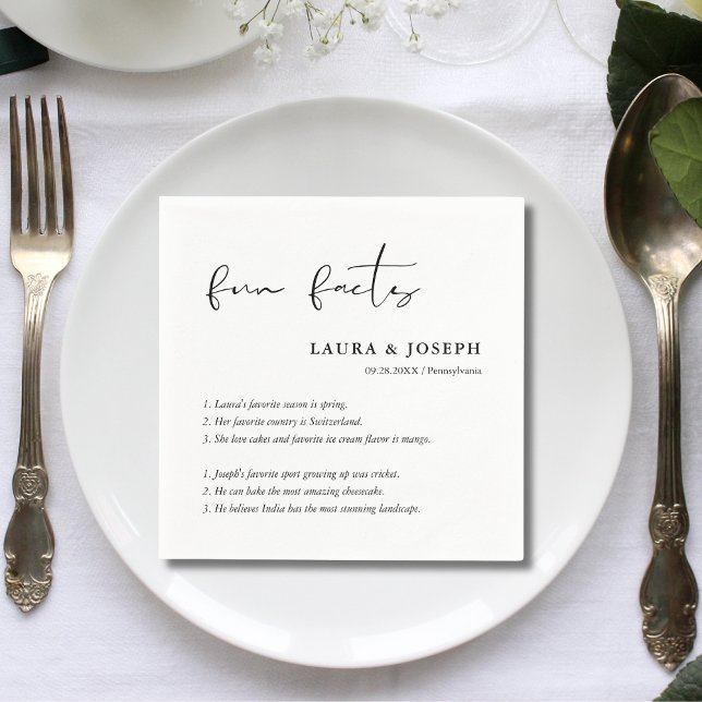 Personalisiertes Skript Schwarz-weiß Hochzeitsspas Serviette (Personalized script black white fun facts napkins add meaningful charm to wedding tables)