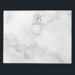 Personalisiertes Skriptmonogramm und Name aus weiß Notizblock<br><div class="desc">Personalisierte Monogram und Name Gift zeichnen sich durch personalisierte Monogramm im Stil eines klassischen Graue Schriftartes aus. Der Name ist im Stil eines klassischen, grauen Serif-Schriftartes auf weißem Marmorhintergrund. Perfekt als Feriengeschenk, Vatertagsgeschenk und Geschenk für jeden besondere Anlass.</div>