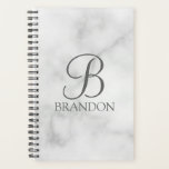 Personalisiertes Skriptmonogramm und Name aus weiß Planer<br><div class="desc">Personalisierte Monogram und Name Gift zeichnen sich durch personalisierte Monogramm im Stil eines klassischen Graue Schriftartes aus. Der Name ist im Stil eines klassischen, grauen Serif-Schriftartes auf weißem Marmorhintergrund. Perfekt als Feriengeschenk, Vatertagsgeschenk für Papa und Geschenk für alle besondere Anlässe.</div>