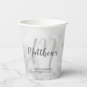 Personalisiertes Skriptmonogramm und Name Weißes M Pappbecher