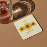personalisiertes Sonnenblumentrio - Stallhochzeit Rechteckiger Pappuntersetzer<br><div class="desc">Sonnenblumentrio - personalisierte Untersetzer für Stallfeste Hochzeitsfeiern . Drei Sonnenblumen in einer Reihe angeordnet. Einzigartiges Design in der Erntezeit Stimmung. Von Alma Wad . Es kommt mit cremefarbenem Hintergrund. Sie können das jetzt ändern.</div>