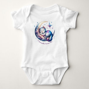 Personalisiertes süßes Kätzchen schläft auf einem Baby Strampler