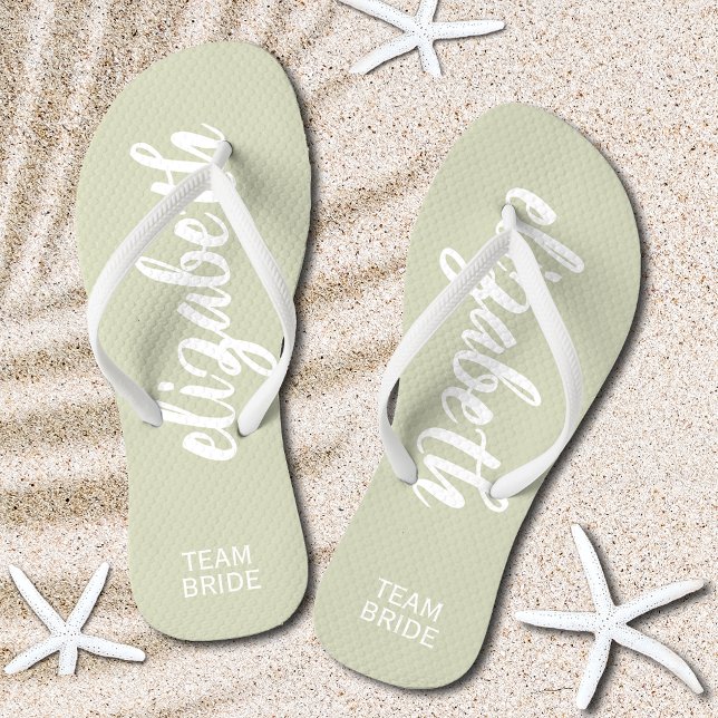 Personalisiertes Team Bridge Sage und White Flip Flops (Personalized Team Bride Sage Green and White Flip Flops)