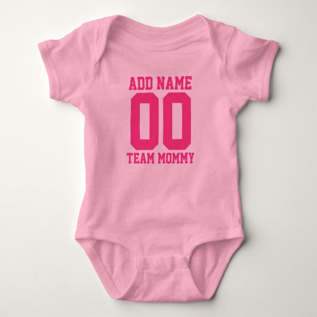 Personalisiertes Team Mami mit Baby Bodysuit Strampler (Vorderseite)