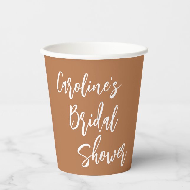 Personalisiertes Terracotta Script-Brautparty Pappbecher (Vorderseite)