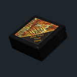 Personalisiertes Tiger Fur Print Muster Schmuckschachtel<br><div class="desc">Diese trendige Schmuckbox ist mit einem gestreiften Tigerprint mit schwarzen Streifen auf einem sehr hellen, orangefarbenen, gelben und cremefarbenen Fellhintergrund versehen. Bringen Sie die Wildkatze mit diesem coolen Felindesign in sich hervor. Es ist der perfekte, kühne, originelle Look für Tierliebhaber. Fügen Sie Ihren eigenen Text in die schwarze Ecke zu...</div>