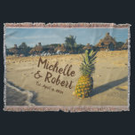 Personalisiertes tropisches decke<br><div class="desc">Tropisches Strand-Hochzeits-Geschenk mit Est. Des Datums-Braut-und Bräutigams Namen-kundenspezifische Andenken-Wurfs-Decke. Verwenden Sie BESONDERS ANFERTIGEN ES Knopf, um den Text zu redigieren.</div>