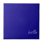 Personalisiertes Ultramarine Blau Fliese<br><div class="desc">Passen Sie den Text an! Ultramarine ist ein Schatten des Blauen. Ultramarine ist eine tiefblaue Farbe und ein Pigment, das ursprünglich durch das Schleifen von Lapis lazuli in ein Pulver hergestellt wurde. Der Name stammt aus dem lateinischen Ultramarinus, buchstäblich "jenseits des Meeres", weil das Pigment im 14. und 15. Jahrhundert...</div>