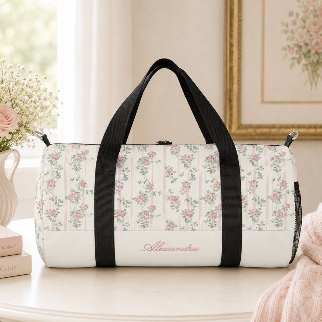 Personalisiertes Vintage-Blumenmonogramm Duffle Bag (elegant grandmillennial coquette blush pink rose floral duffle bag with custom monogram name)