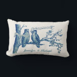 Personalisiertes Vintages Eule bei einer Baumhochz Lendenkissen<br><div class="desc">Dies ist ein lustiges Vintages Geschenk für Eulen Hochzeit! Oben gezeigt ist ein sonderbares Bild von zwei Owls sitzen in einem Baum, beide Owls haben Banner in ihren Schnallen, einer sagt: An diesem Tag heirate ich meinen besten Freund und die anderen Antworten: Sie sind der eine und einzige. Personalisierte Ehepaare...</div>