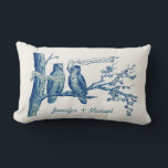 Personalisiertes Vintages Eule bei einer Baumhochz Lendenkissen<br><div class="desc">Dies ist ein lustiges Vintages Geschenk für Eulen Hochzeit! Oben gezeigt ist ein sonderbares Bild von zwei Owls sitzen in einem Baum, beide Owls haben Banner in ihren Schnallen, einer sagt: An diesem Tag heirate ich meinen besten Freund und die anderen Antworten: Sie sind der eine und einzige. Personalisierte Ehepaare...</div>
