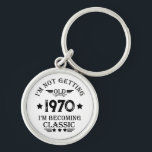 Personalisiertes Vintages Geburtstagsgeschenk Schlüsselanhänger<br><div class="desc">Mit diesem Vintagen klassischen Geburtstagsgrafik-Design mit phantastischen Typografie-Schriftart-Schriftzeichen können Sie Ihrer Garderobe-Kollektion etwas Originalität hinzufügen. Es ist eine tolle Geschenkidee für Männer, Frauen, Ehemänner, Ehefrau-Freundin und einen Freund, der dieses einzigartige Kunstwerk Liebe geben wird. Das phantastischste und lustigste Urlaubsgeschenk für Ihr Party zum Geburtstag. Sie werden in dieser einzigartigen Vintagen...</div>