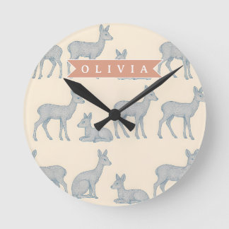 Personalisiertes Waldtier-Hirsch-Muster Rustikale Runde Wanduhr