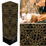 Personalisiertes Weihnachts-Snowflake Black Gold-G Weinbox<br><div class="desc">Fügen Sie Ihren Wein oder Champagner mit einer personalisierten Geschenkboxen mit dem wohligen Faktor hinzu! Dieses elegante winterliche Design mit den Worten "Frohe Weihnachten" kann mit dem Namen des Empfängers oder einem Familiennamen und dem Urlaubsjahr personalisiert werden. Ein stilvolles, allround-Design mit miteinander verbundenen Blume, herzförmigen Blüten und dekorativen Schneeflocken. Gedruckt...</div>