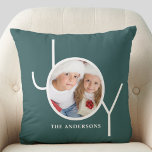 Personalisiertes Weihnachtsfest Grünes Foto Kissen<br><div class="desc">Dieses moderne Weihnachtskissen ist mit dem Wort JOY in Weiß auf einem grünen Hintergrund dekoriert. Einfach mit Ihrem Foto und Namen anpassbar.</div>