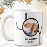 Personalisiertes Weihnachtsfest im Familienurlaub  Kaffeetasse<br><div class="desc">Diese stilvolle Weihnachtsferien-Tasse ist mit dem Wort JOY in schwarz auf weißem Hintergrund dekoriert. Einfach mit Ihrem Foto und Namen anpassbar.</div>