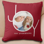 Personalisiertes Weihnachtsfest Rotes Foto Kissen<br><div class="desc">Dieses festliche Weihnachtskissen ist mit dem Wort JOY in der modernen weißen Typografie auf bordeauxrotem Hintergrund dekoriert. Macht ein großartiges Beigeschenk. Einfach mit Ihrem Foto und Namen anpassbar.</div>