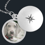Personalisiertes Weimaraner-Hund-Foto und Name des Versilberte Kette<br><div class="desc">Das personalisierte Weimaraner Dog Foto und der Weimaraner Hundename Design verfügen über ein hochgeladenes Foto Ihres Weimaraners (oder irgendeines Fotos), den Hundenamen oder den eigenen Text - Wir Liebe "Hundename", Hundengeburtstag oder Tag des Übergangs. Klicken Sie einfach auf "Anpassen", um Ihren personalisierten Text hinzuzufügen, den Schriftart und die Farbe zu...</div>