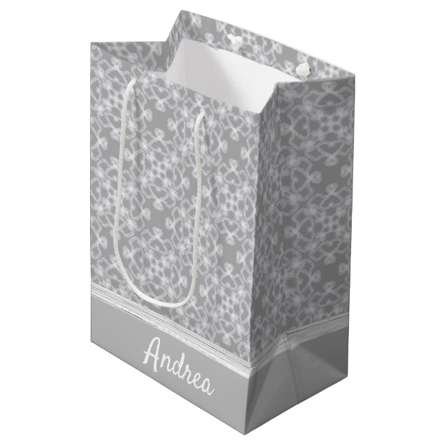 Personalisiertes weiß-graues Muster Mittlere Geschenktüte (Vorderseite Schrägansicht)