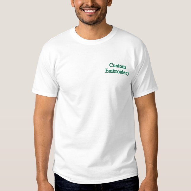 Personalisiertes weißes T-Shirt mit Sticktext (Vorderseite)