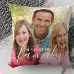 Personalisiertes White Script Overlay 2 Foto Kissen<br><div class="desc">Personalisiertes Foto-Kissen mit elegantem Textrahmen. Die Fotovorlage ist für Sie ein Set, um Ihre eigenen Bilder hinzuzufügen - eines der Vorder- und eines auf der Rückseite. Auf der Vorderseite befindet sich auch das Texteüberlagern, das Sie mit Ihrem Familiennamen personalisieren können. Die Familie wird handschriftlich in elegantem Schrift geschrieben, während Ihr...</div>