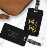 Personalize Name Elegant Mr & Mrs Black Stripes Gepäckanhänger<br><div class="desc">Eleganter personalisierter Gepäckanhänger mit dem Wort "Mr. and Mrs." in Imitaten goldene Folienbürste vor modernem schwarzen Streifen Muster Hintergrund. Es macht großartige Geschenke für frische Weds oder Hochzeitstag. Wenn Sie Ihren Namen vor dem dunklen Hintergrund besser hervorheben möchten, ändern Sie die Farbe des Schriftartes in eine hellere Farbe oder für...</div>