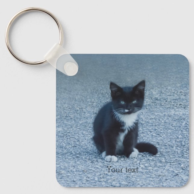 Personalize Tuxedo Schwarzweiß Kitten Schlüsselanhänger (Vorderseite)