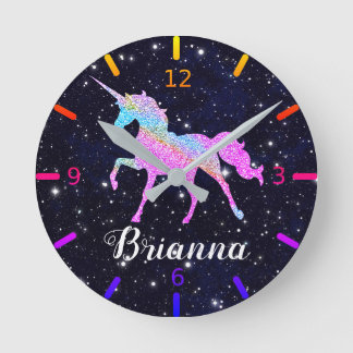 Personalize Your Colorful Unicorn Runde Wanduhr