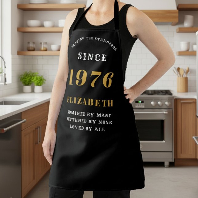 Personalized 50th Birthday 1976 Black & Gold Schürze (1976 birthday apron worn in a kitchen)