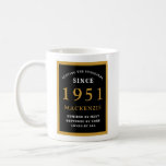 Personalized 70th Birthday 1951 Elegant Black Gold Kaffeetasse<br><div class="desc">Eine riesige Tasse aus schwarzem und goldenem Kaffee zum 70. Geburtstag für die geborenen Leute im Jahr 1951. Passen Sie den Text einfach mit der bereitgestellten Vorlage an. Teil der Festlegung Standards Palette der Grußkarten und Geschenke.</div>