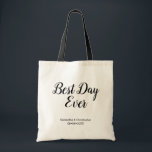 Personalized Best Day Ever Wedding Tragetasche<br><div class="desc">Feiern Sie Ihren besonderen Tag mit unserer Personalisierten Best Day Ever Wedding Tote Bag, einem ansprechenden und praktischen Souvenir für Ihre Gäste. Mit der Phrase "Bester Tag je" in einer schönen, einfachen Schrift, ist diese Tasche mit Ihren Namen und Hochzeitsdatum personalisiert, was sie zu einem einzigartigen Sake macht, der an...</div>