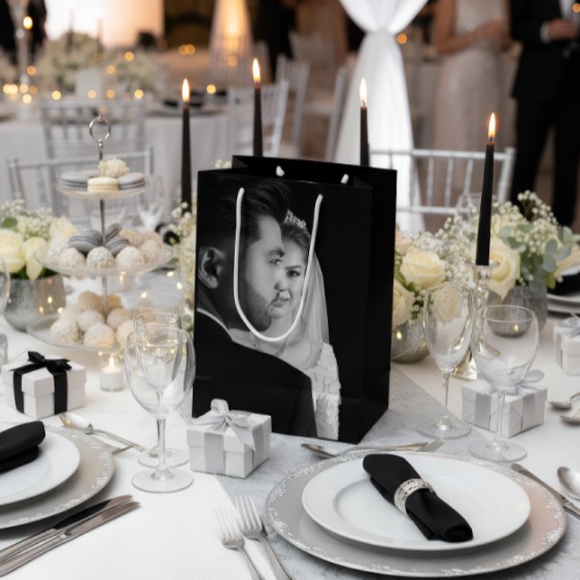 Personalized Black & White Photo Gift Bag Mittlere Geschenktüte (Von Creator hochgeladen)