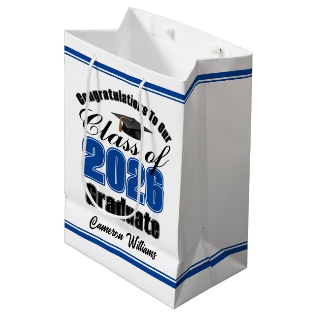 Personalized Blue Class of 2026 Graduation Mittlere Geschenktüte (Vorderseite Schrägansicht)