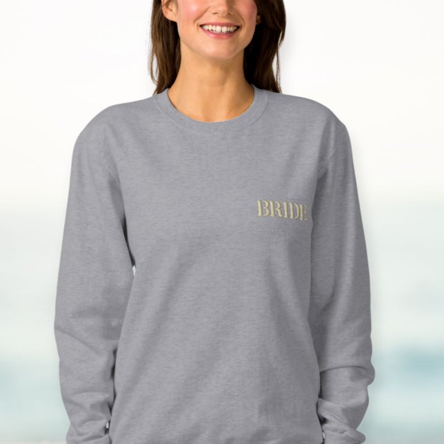 Personalized Bride Sweatshirt: A Thoughtful Gift  Besticktes Sweatshirt (Von Creator hochgeladen)