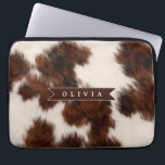 Personalized Cow Print Cowgirl Western Style Gift Laptopschutzhülle<br><div class="desc">There is something timeless and effortlessly cool about cow print. It seems fun, fashionable, and a touch daring because it combines rustic charm with contemporary design. This personalized cow print collection was created for people who love western inspired aesthetics, cozy country vibes, and designs that feel both trendy and personal....</div>
