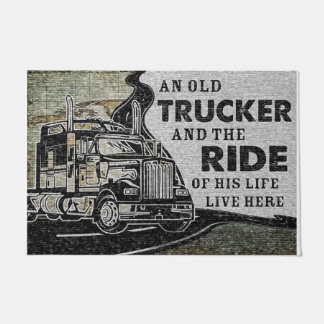 Personalized Doormat An Old Trucker Lives Here Fußmatte