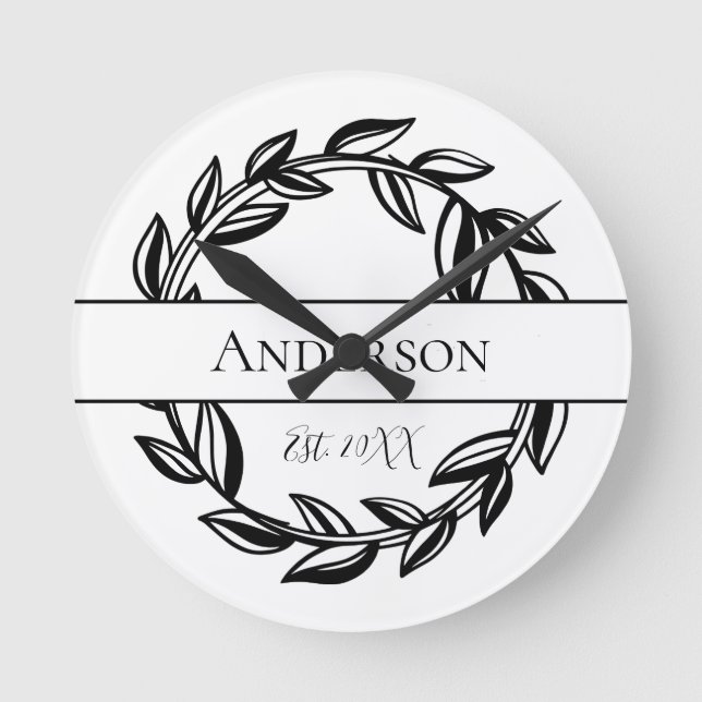 Personalized Family Name Black White Leaf  Runde Wanduhr (Vorderseite)
