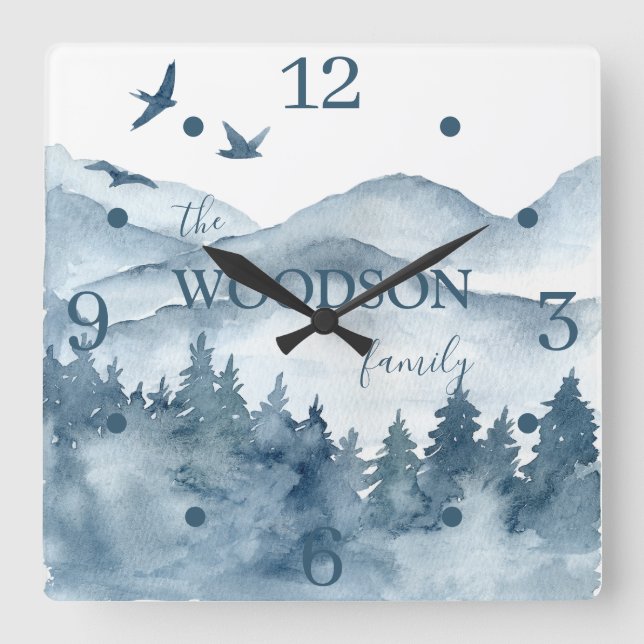Personalized Family Name Woodland Cabin Quadratische Wanduhr (Vorderseite)