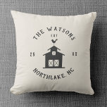 Personalized Farmhouse Barn Family Name Kissen<br><div class="desc">Bring cozy farmhouse charm to your sofa or entry bench with this personalized throw pillow featuring a simple barn illustration, weather vane, and your family name in rustic typography. Customizable text fields let you add your hometown and established year, creating a one-of-a-kind accent for your farmhouse, lake house, or country...</div>
