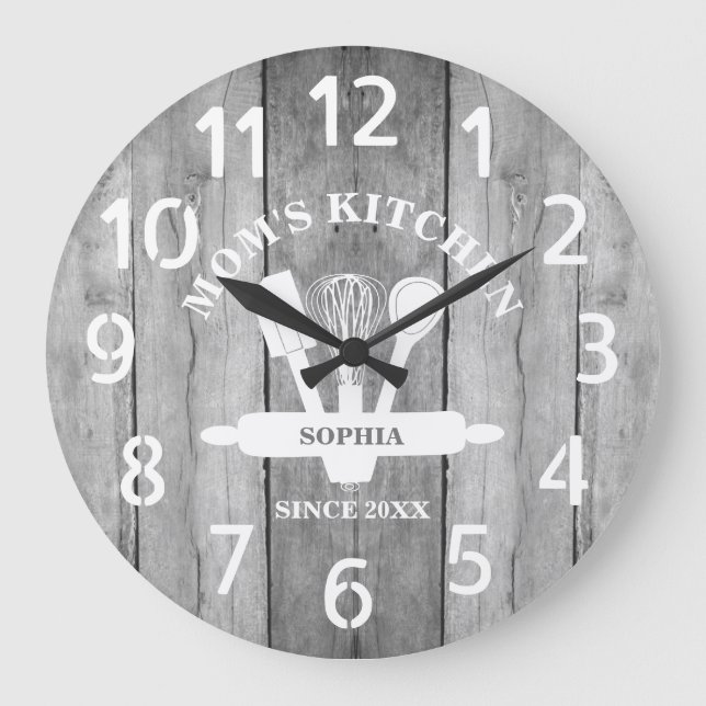 Personalized Gray Wood Farmhouse Mom's Kitchen Große Wanduhr (Vorderseite)