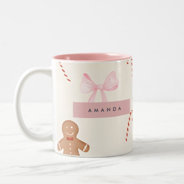 Personalized Holiday Gingerbread & Pink Bow Zweifarbige Tasse (Links)