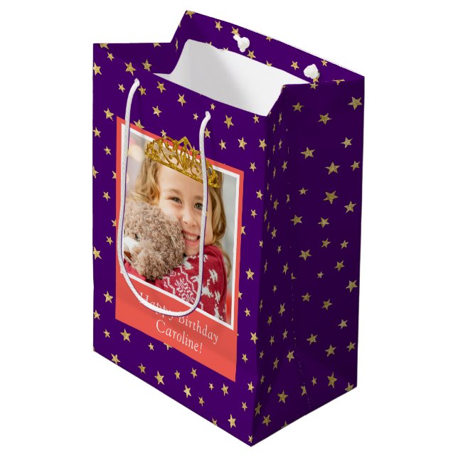 Personalized Kid Photo Happy Birthday Gold Crown Mittlere Geschenktüte (Vorderseite Schrägansicht)