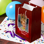 Personalized Kid Photo Happy Birthday King Crown Mittlere Geschenktüte<br><div class="desc">Wrap your gifts in a royal custom red gift bag that features an elegant background of gold shimmery lines. Personalize this bright design with a photo of your young birthday boy, complete with a beautiful gold king crown. Add a special touch with a personalized greeting, such as "Happy Birthday, [child's...</div>