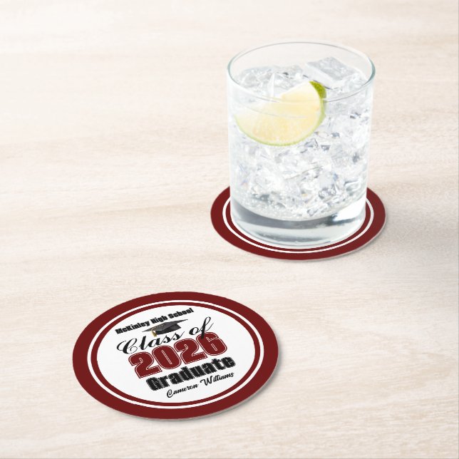 Personalized Maroon Class of 2026 Graduation Party Runder Pappuntersetzer (Vor Ort)
