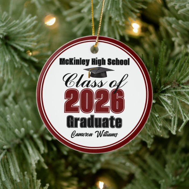 Personalized Maroon Class of 2026 Graduation Photo Keramik Ornament (Baum)