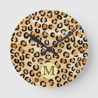 Personalized Monogram Leopard Print Pattern. Runde Wanduhr
